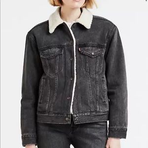 NEW Levi's
EX-BOYFRIEND SHERPA TRUCKER JACKET